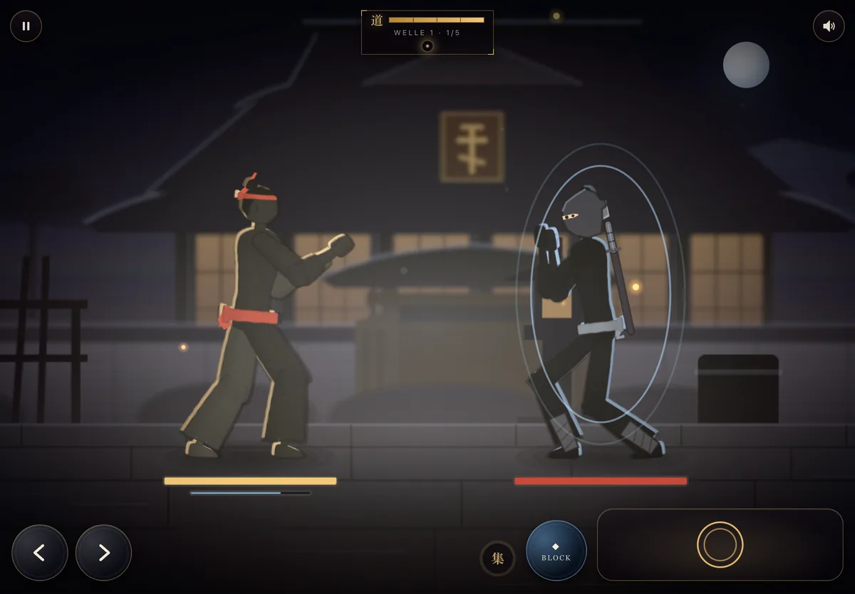 Ninja-Angriff: ein Ninja greift im nächtlichen Dojo an